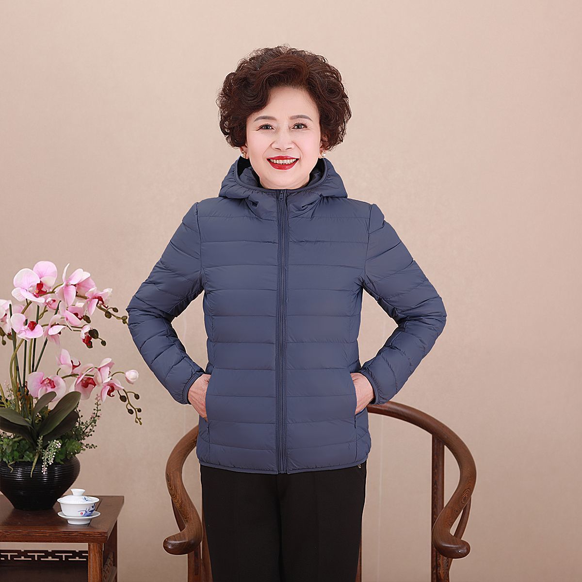 Chaqueta de pluma transfronteriza ligera y delgada nueva dama de mediana edad madres con chaqueta corta con capuzas más grasa MM gruesa