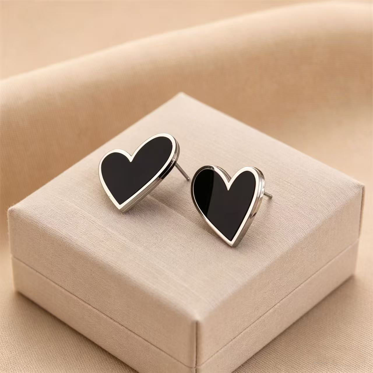 Pendientes de corazón de melocotón negro de personalidad europea y americana Pendientes de corazón grande Pendientes de acero de titanio galvanizado al vacío de oro de 18 quilates que no se desvanece image 8