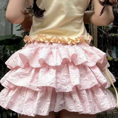 A ballet-inspired sweet pleated short skirt with voluminous hems, high-waisted and flattering, exudes a literary and fresh charm, featuring an inner lining safety pant and a cake skirt design.