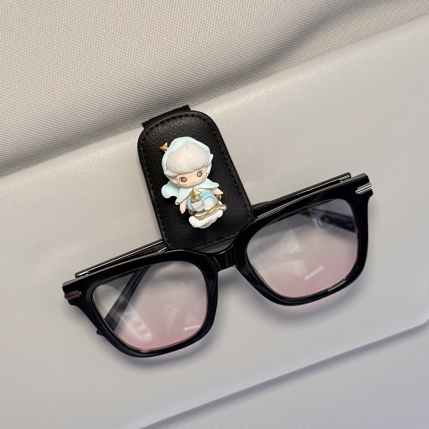 Car-Mounted Glasses Clip for Use in the Car, Sunglasses Holder, Sun Visor Magnetic Clip, Cute Decorative Accessory for Women