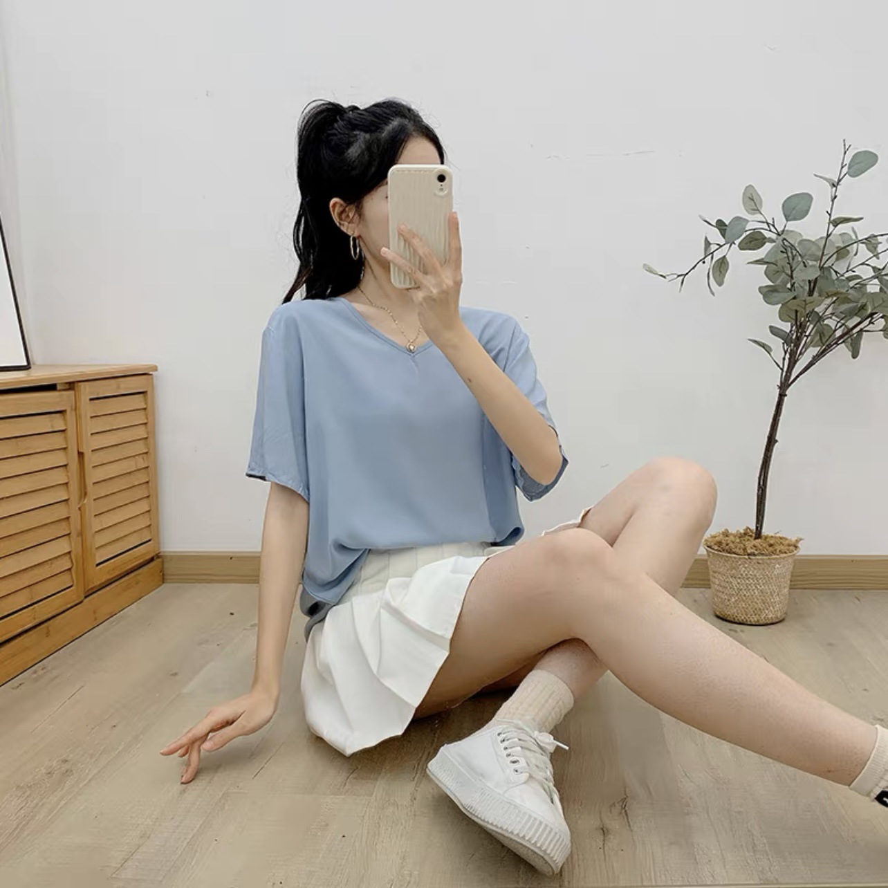 Camiseta de verano de mujer suelta blanca, manga corta con cuello en V, talla grande, seda de algodón de longitud media, camiseta de color sólido simple, camisa de fondo