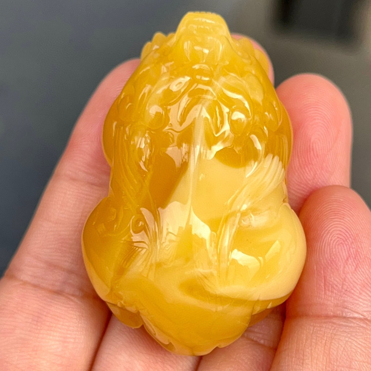 工厂批发直销天然琥珀蜜蜡貔貅吊坠俄料鸡油黄雕工精堪形状规整