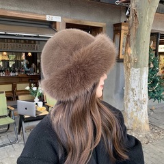 ぬいぐるみのモンゴルの帽子の子供は秋冬に防寒します。