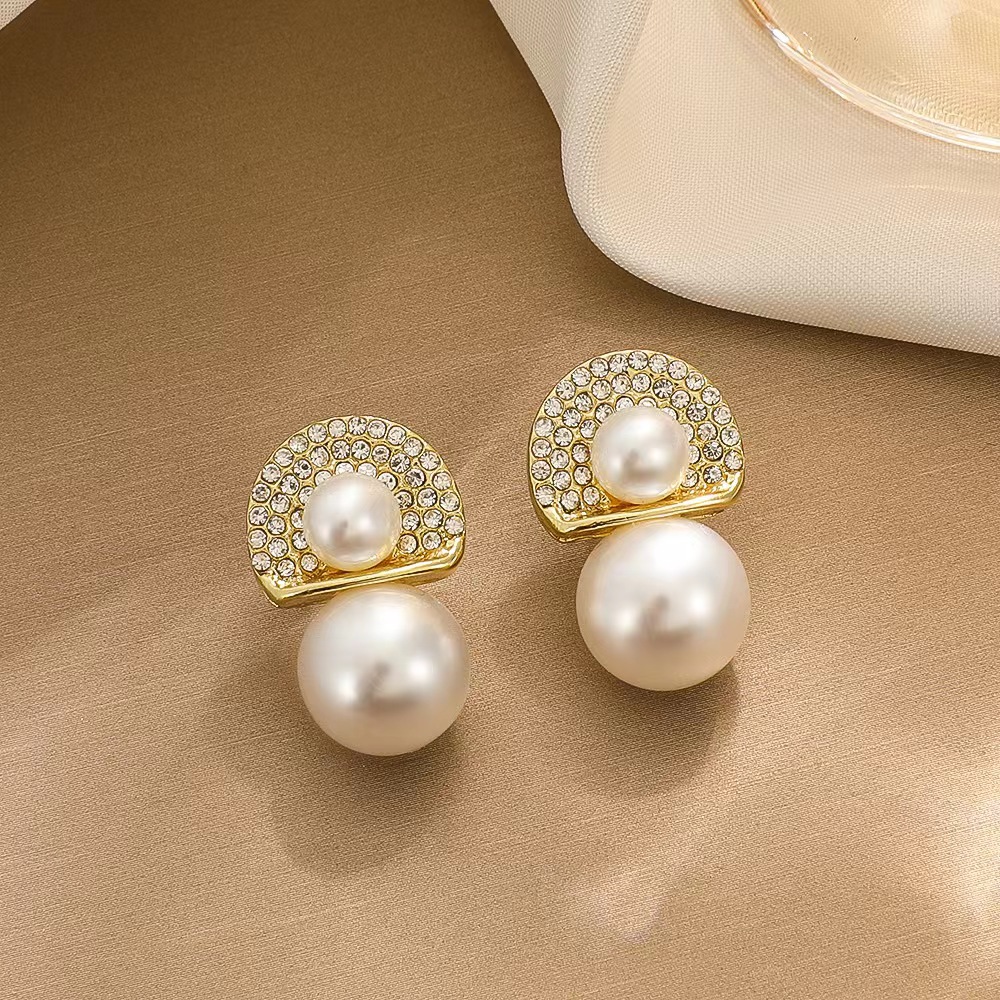 Creative design fashionable earrings from pearl
