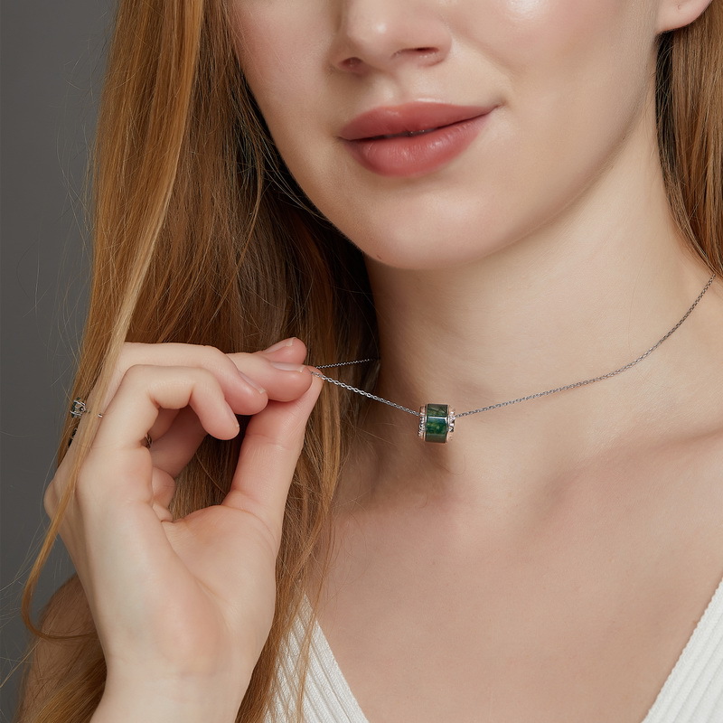 Estilo transfronterizo Pasutong Cadena de clavícula de ágata de agua natural S925 Collar de piedra de musgo verde plateado Simple y ligero, lujoso y versátil