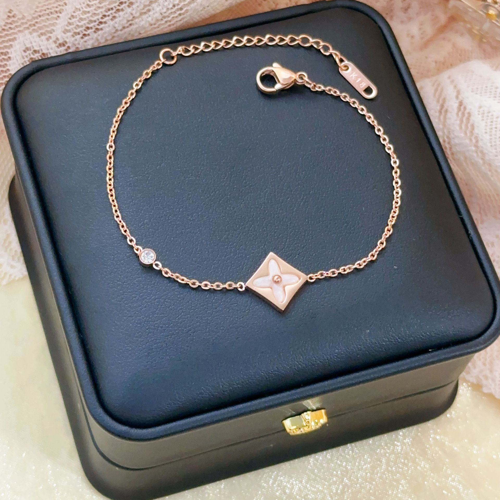 Nuevo acero de titanio en caliente blanco concha de cuatro hojas collar de hierba para mujeres ins estilo universal nicho 18K oro no se desvanece joyería