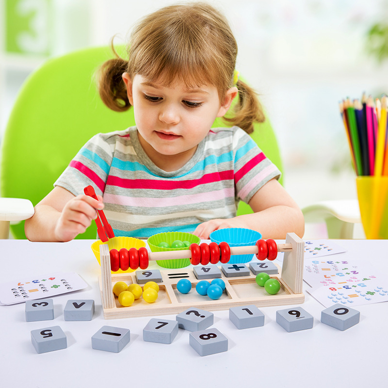 Cálculo de cuentas de madera Estante aritmético tres en uno entrenamiento aritmético para niños con manos en Movimiento del cerebro juguetes educativos de educación temprana al por mayor