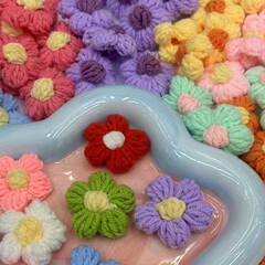 現物DIY毛糸花手編みカラーシュークリーム花服装ブローチヘアピン部品鉤織小花バッチ