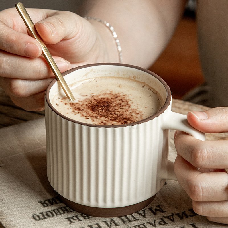 Dos piezas de alto aspecto taza de alivio mate taza par Taza de cerámica simple hogar taza de agua transfronteriza regalo