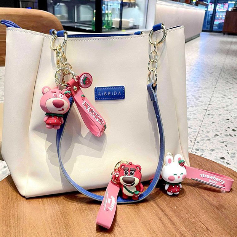 En línea celebridad fresa oso llavero dibujos animados fresa pequeño conejo blanco exquisita bolsa colgante lindo par coche llavero