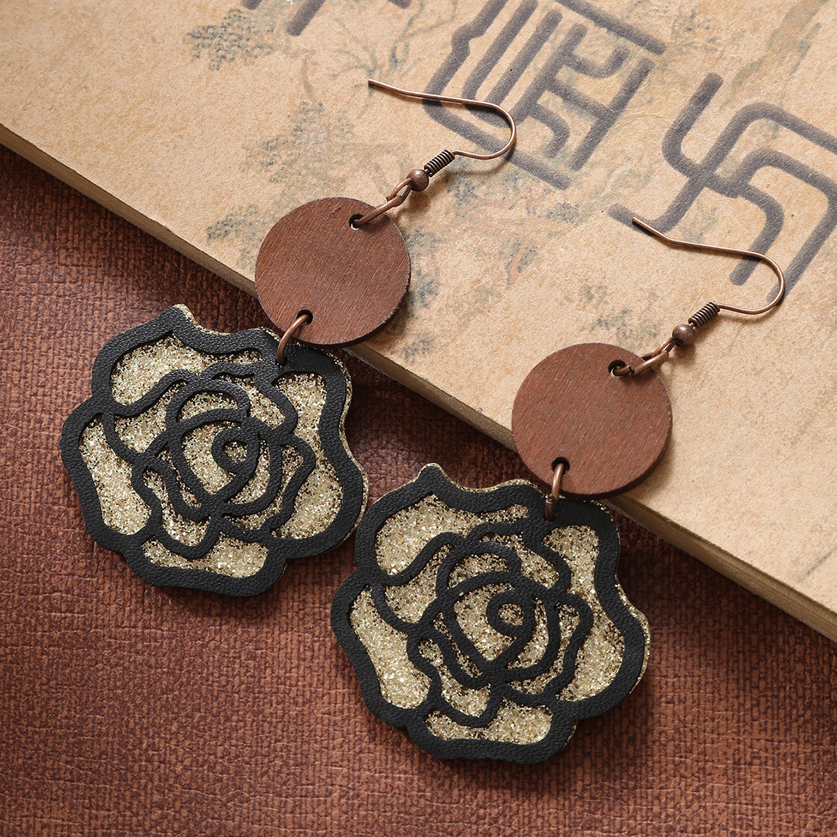 1 Pair Retro Flower Pu Leather Drop Earrings display picture 3