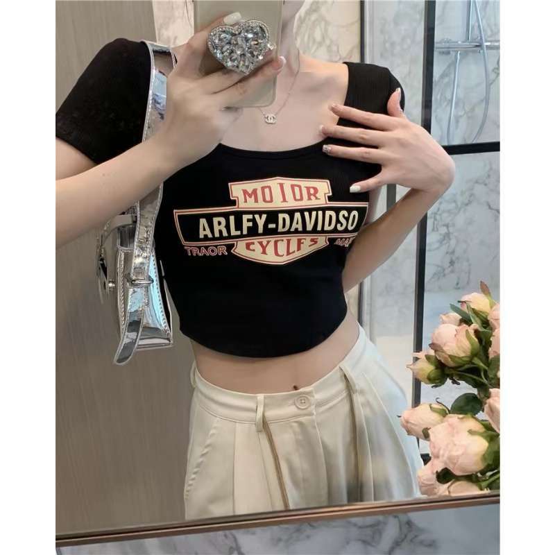 Short fitted T-shirt