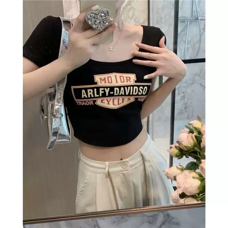 Short fitted T-shirt