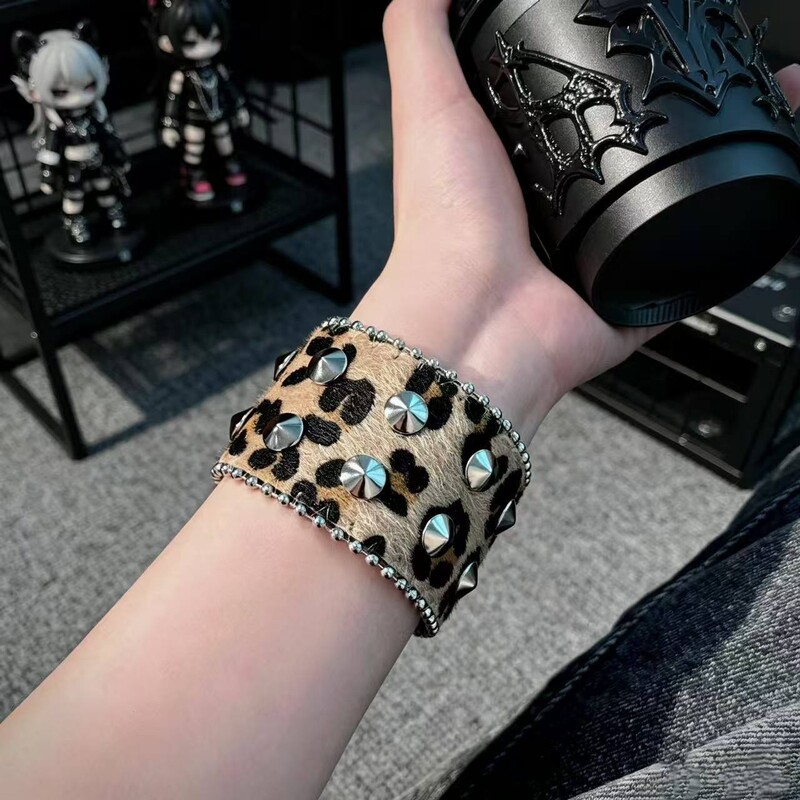 European and American Punk Hip-Hop Leopard Print Rivet Heavy-Duty Bracelet Retro Western Wasteland Hot Girl Leather Snap Bracelet European and American Punk Hip-Hop Leopard Print Rivet Heavy-Duty Bracelet Retro Western Wasteland Hot Girl Leather Snap Bracelet