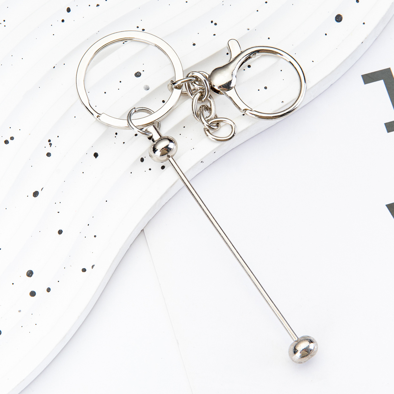 Nuevo DIY cuentas llavero al por mayor pequeño regalo colgante llavero de metal llavero de color gradiente