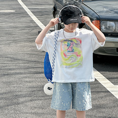 男の子の夏のスーツの子供の韓国版2025の新型の夏のタイプの簡単な潮の半袖の5分のジーパンの子供服の漫画