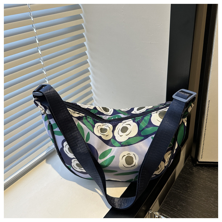 2025 Korean-style laid-back crossbody bag new versatile commuting dumpling bag, large-capacity commuting single-shoulder bag for women undefined