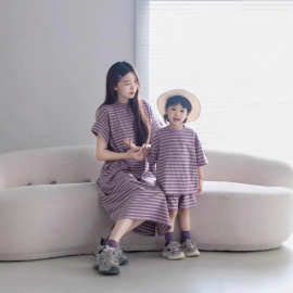 抖音网红炸街亲子装夏装男童条纹短袖短裤套装母女紫色条纹连衣裙