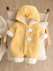 赤ちゃんの冬の服は超萌えて、赤ちゃんが帽子をかぶって服を着て、暖かい冬服を着て服を着ています