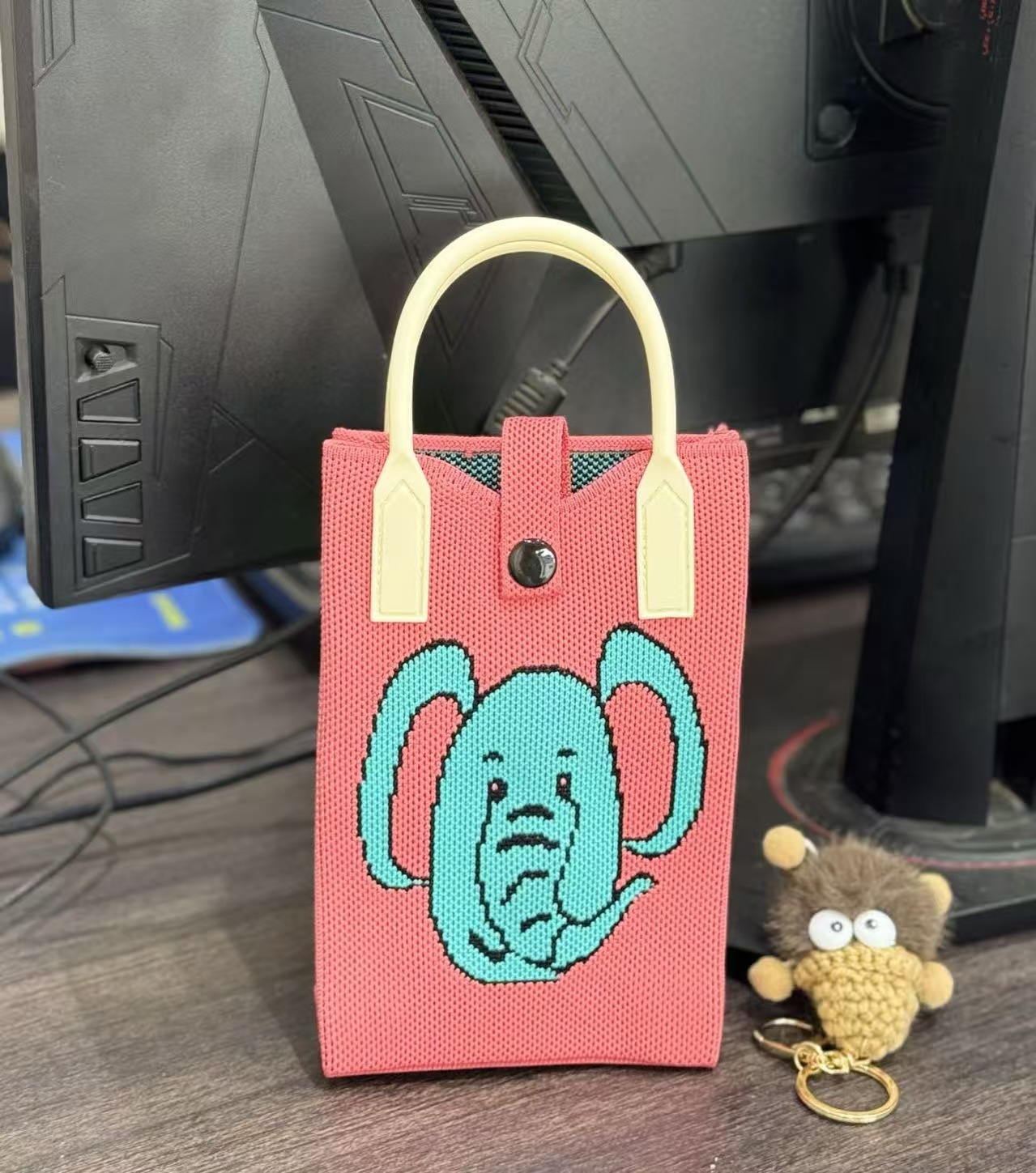 Rojo, cabeza de elefante azul