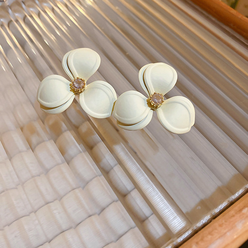 Elegant two-layer floral earrings with misty paint, embellished with white zirconia and three-petal design, silver needle earring.