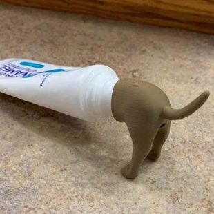 �羳��Ʒ �����wPooping Dog Butt Toothpaste Topper���Ԅ��⹷