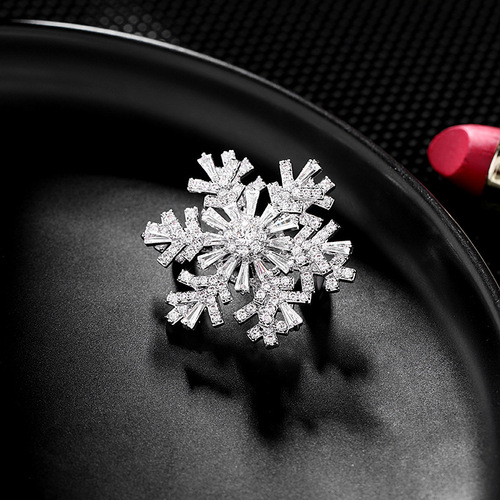 Korean coat pins, silk scarves and shawl buttons, trendy cardigans to prevent exposure, autumn and winter clothing, and rotatable snowflake brooches