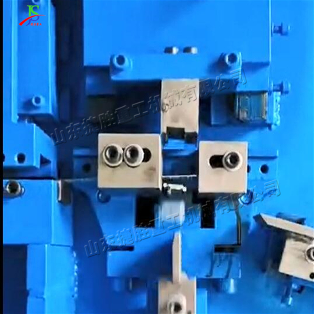 PP con fibra química cartón botón máquina de formación botón de alimentación automática agujero de clavo de hierro botón de aluminio botón de embalaje de metal botón máquina de formación