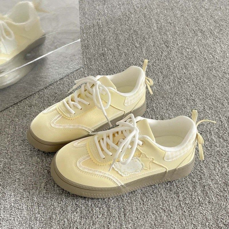 Zapatos blancos de suela gruesa para mujeres 2025 primavera y otoño nuevos zapatos de tablero retro para mujeres nuevos productos de moda zapatos casuales de nicho