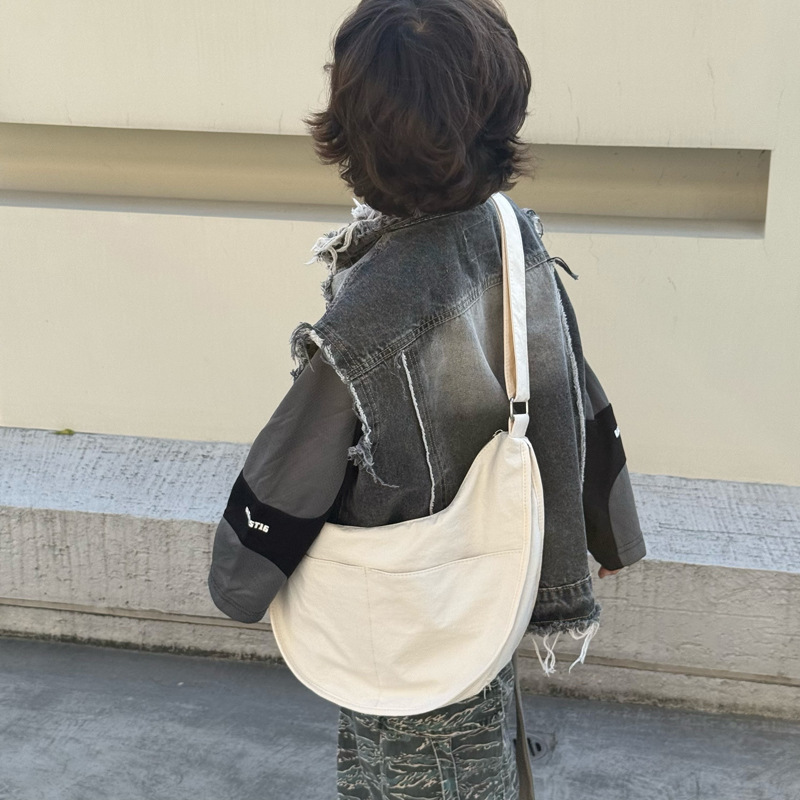 Bolsa de hombro coreana para niños y niñas de color sólido de gran capacidad bolsas de饺os para niños 2025 nuevas bolsas para niños con colgantes