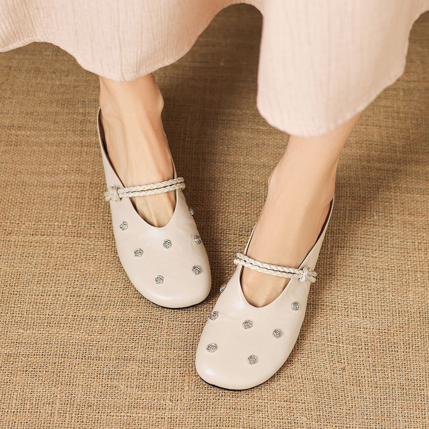 Sandal nữ mũi bít da dê quai ngang gót thấp — đen