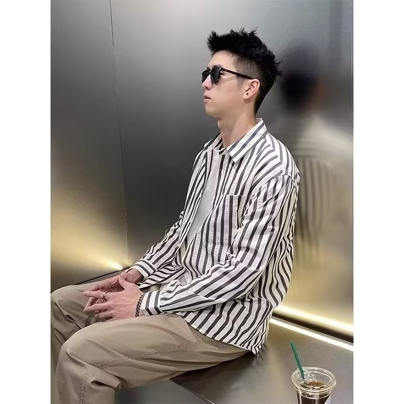 Camisa de manga larga con costuras a rayas verdes de estilo cocido ligero para hombre