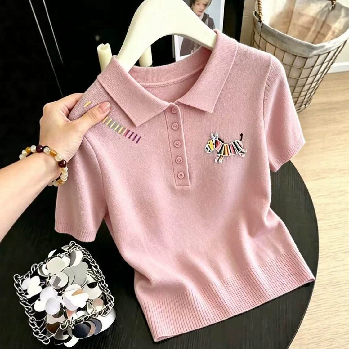Áo thun polo nữ tay ngắn cổ bẻ thêu họa tiết, chất liệu len lụa mát lạnh, form ôm nhẹ — màu xanh nhạt chi tiết 2