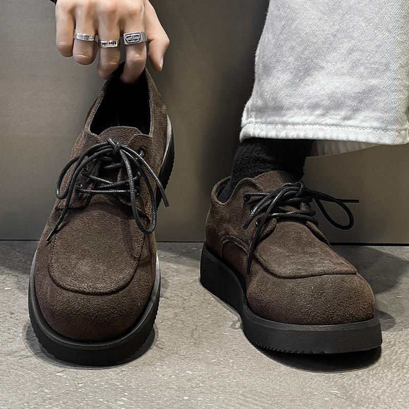 厚い底のダービーの靴の男性のタイプは通勤して高くなります。|undefined