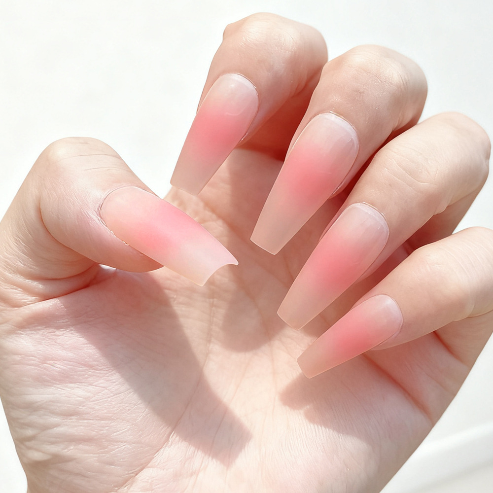 Polvo de melocotón de gradiente mate blanqueamiento de uñas 24 piezas de primavera y verano dulce uñas falsas, puro deseo de manicure al por mayor