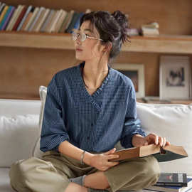 2025年秋装新款  日系格子长袖衬衫女文艺范小众显瘦V领边上衣女