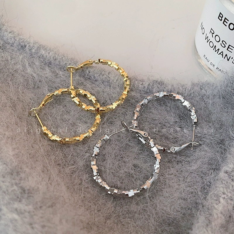 Бúss earrings? Wait should be Hoop Earrings, Metal 30 mm... translate accurately: Окольные серьги-гвоздики? Hoop earrings are сережки-обручи. Metal 30 мм, легкие универсальные модные обручи