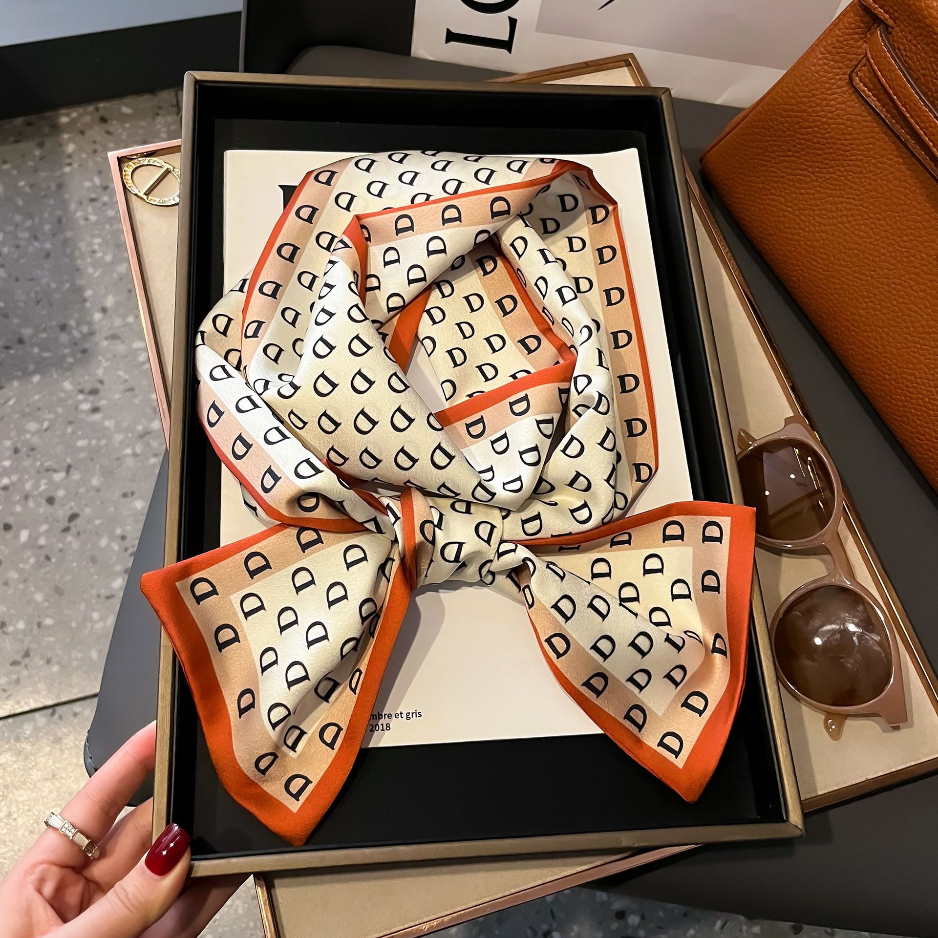 Nuevo bufandas de seda de impresión delgada y larga para mujeres nuevas bandas de moda de decoración profesional bufandas