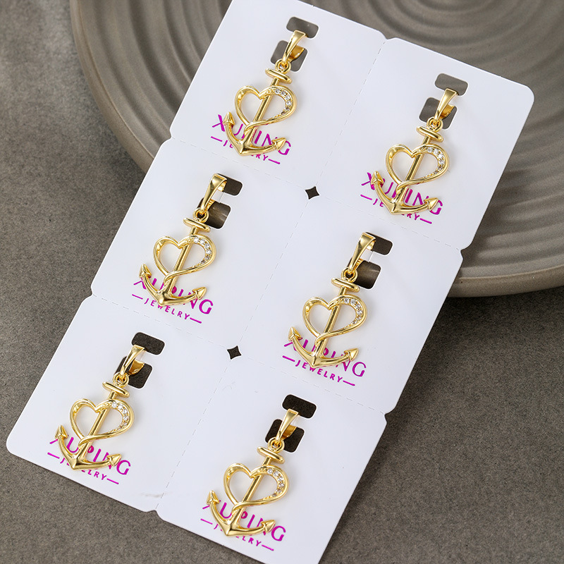 Xuping Europa y América fuente transfronteriza fábrica al por mayor Europa y América hip-hop punk tendencia dorada ancla amor colgante