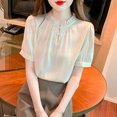 立襟の優雅な洋風のシャツの女性の半袖2025夏の新型の百合のボタンのファッションはやせているシフォンの上着の女性を現します。