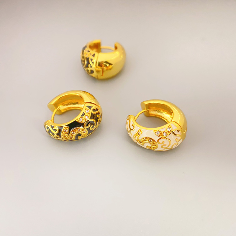 Qingdao Korean-style small and exquisite copper-plated gold enamel earring set with a fashionable and luxurious temperament, lightweight and elegant, for women.