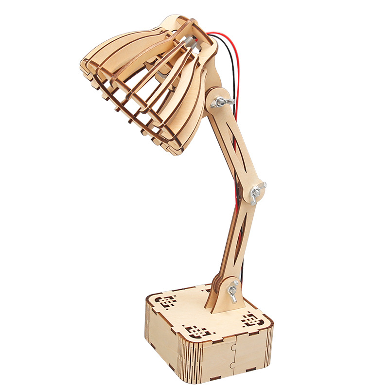 Tecnología de bricolaje, pequeña producción, pequeño invento, modelo de lámpara de escritorio de control de voz inteligente, los estudiantes ensamblan a mano materiales experimentales