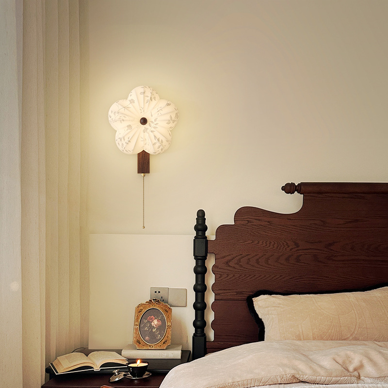 Nueva lámpara de pared de dormitorio de tela impresa de estilo antiguo, estética de la dinastía Song, nueva lámpara de protección ocular de espectro completo de estilo chino, lámpara de pared de fondo