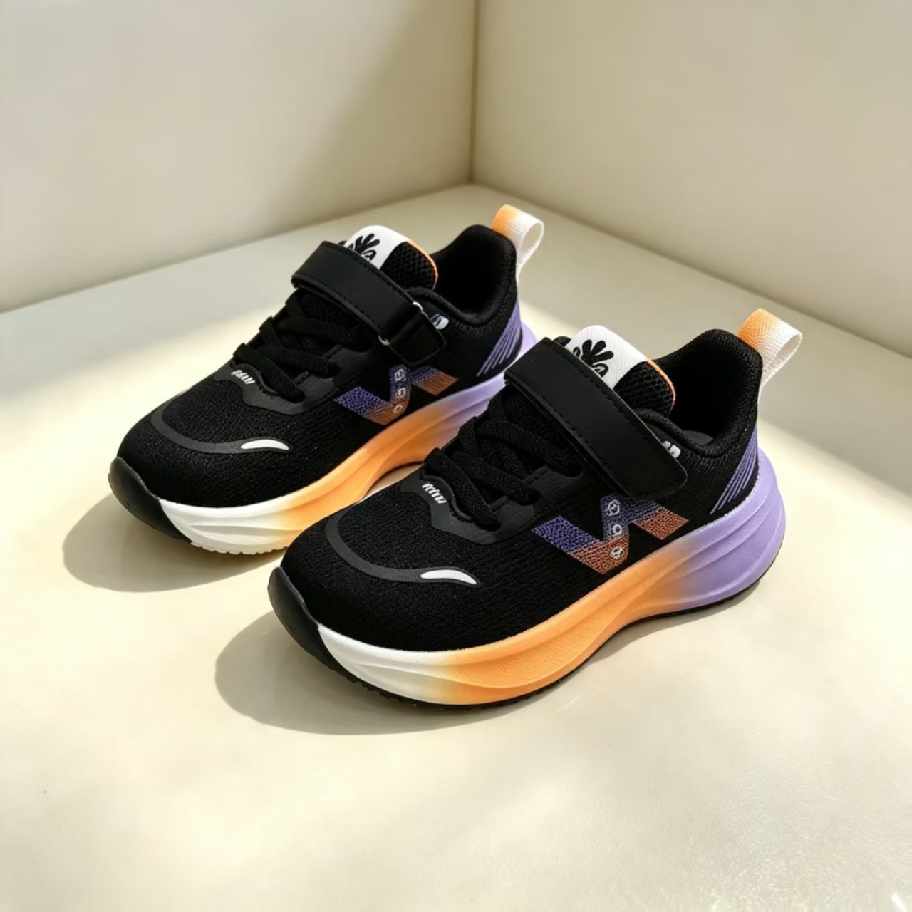Zapatos deportivos para niños 2026 otoño nuevo botón giratorio ventilado para niños zapatos de carreras chicas zapatos de baloncesto de moda versátiles
