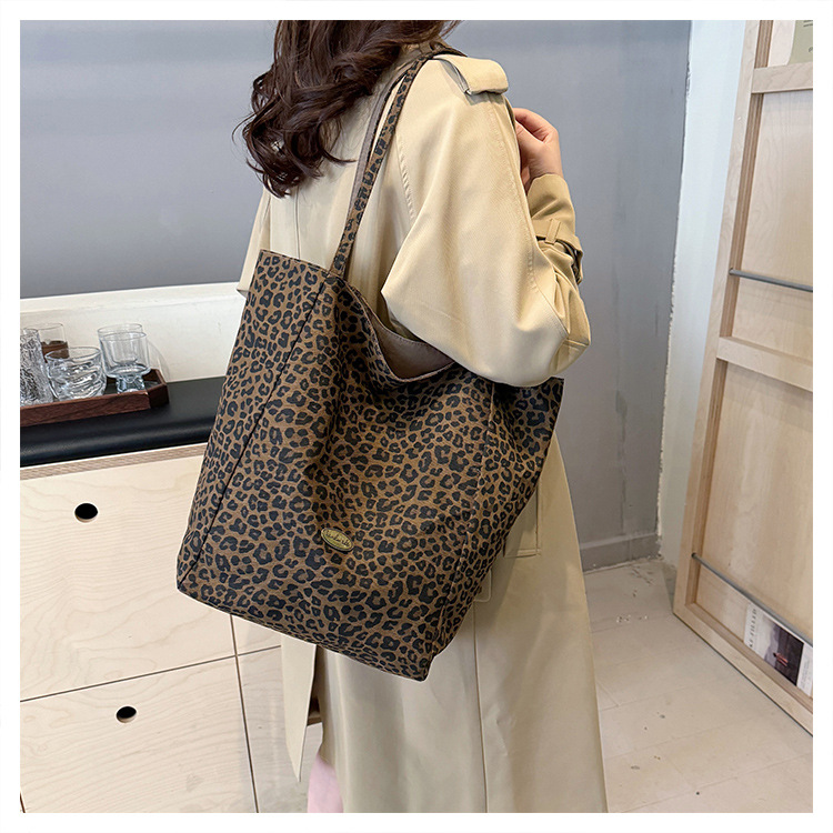 Doppelseitige Canvas-Tragetasche mit Leopardenmuster, große Kapazität, Damen-Umhängetasche im College-Stil, lässige Handtasche im City-Stil, Pendler-Tasche – Detail 38
