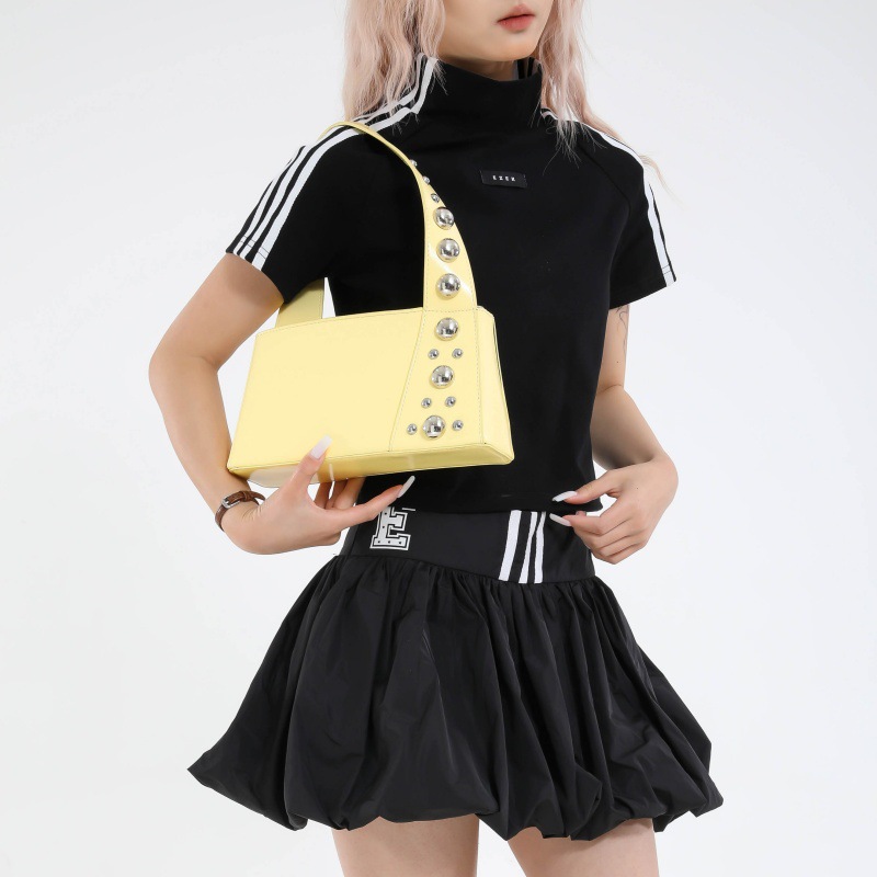 Bolso de axila de textura transfronteriza 2025 verano nuevo bolso femenino de diseño de nicho bolso de hombro con remaches personalizado marea