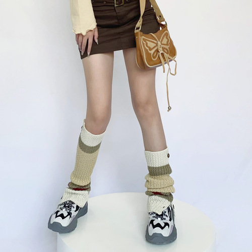 Autumn and winter retro button opening British American college hotties color matching contrasting colors piles of knitted wool leg covers and socks