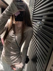 【オリジナルのシルク生地】フランス風の波点露鎖骨長袖tシャツ女性修身日焼け止めブラウス上着杏色