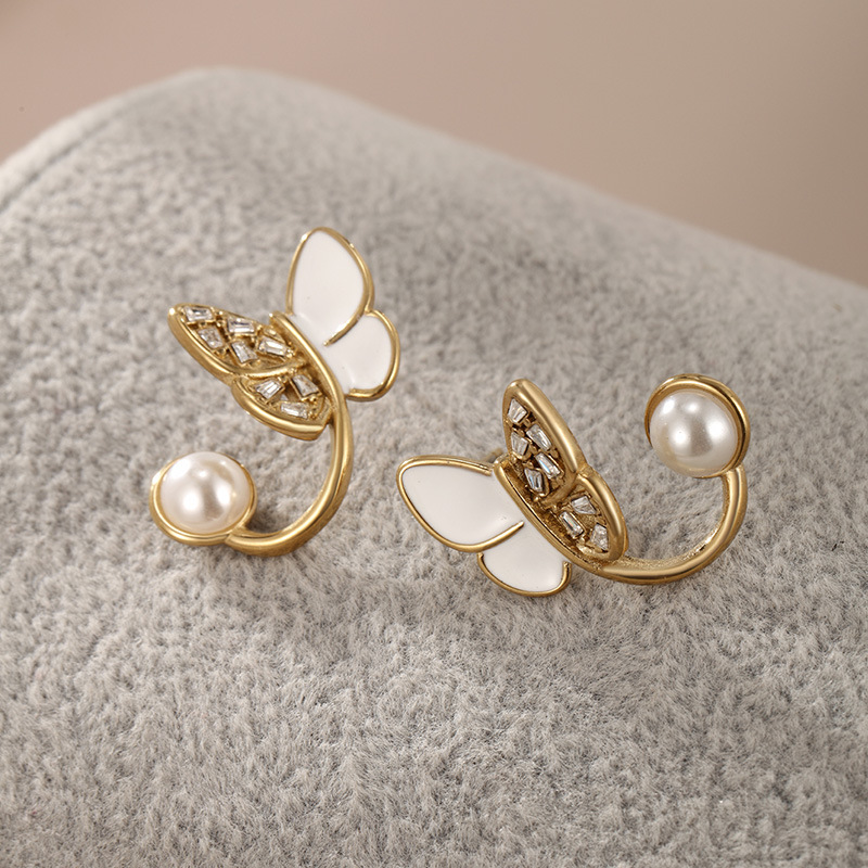 Xuping Jewelry Esmalte de goteo Pendientes de perlas de imitación de mariposa Pendientes de temperamento de diseño de nicho de alta gama de estilo coreano