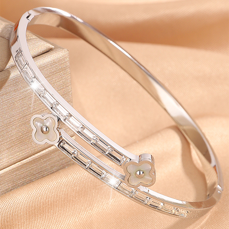 Coreano de alta calidad cuatro hojas de titanio acero brazalete de diseño femenino minimalista diamantes plateados no desvanecen brazalete joyas brazalete